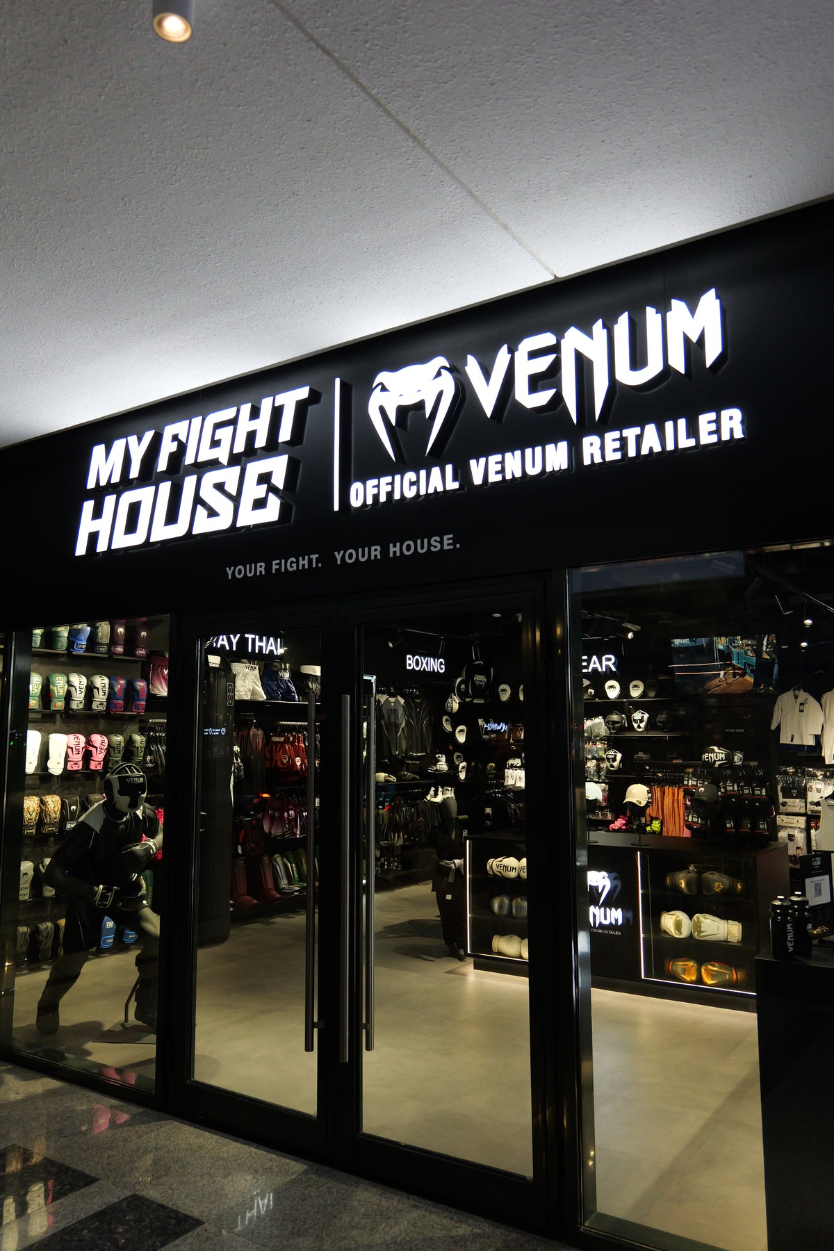 واجهة متجر MY FIGHT HOUSE في عزيزي ريفييرا 13، الموزّع الرسمي لمنتجات Venum في دبي